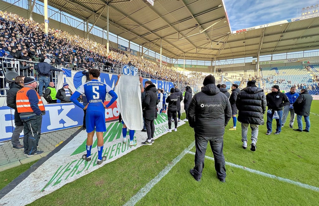 Die Fans in Block U hatten Gesprächsbedarf nach dem schmeichelhaften 1:1 ihrer Mannschaft gegen den Karlsruher SC. Nach der Konfrontation ging die Mannschaft erst weg und kam dann wieder.