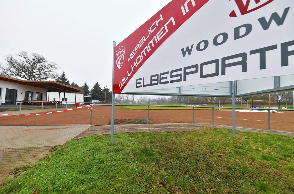 Lange wurde darüber debattiert. Die Laufbahn- und Weitsprunganlage vom Elbesportpark in Aken soll nun saniert werden.