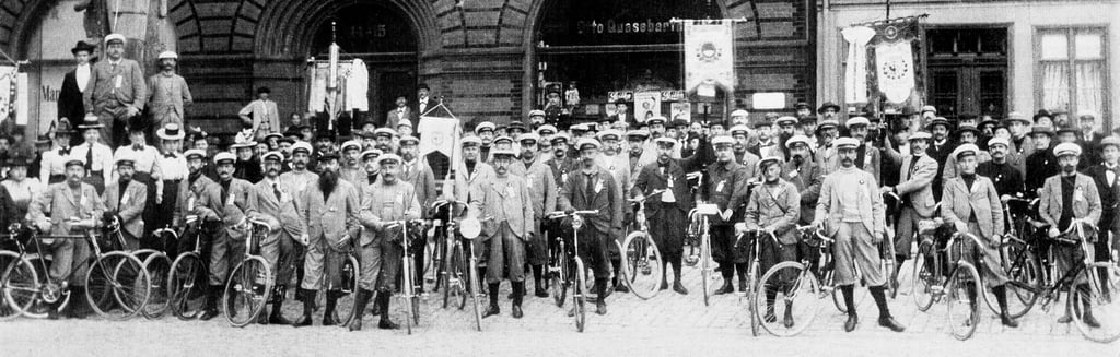 1899: Die Mitglieder der Stendaler Radfahrer-Vereine auf dem Markt in Stendal am Roland, zur Verabschiedung der Delegation, die die Strecke zum Bundestreffen nach München mit dem Fahrrad zurücklegt.