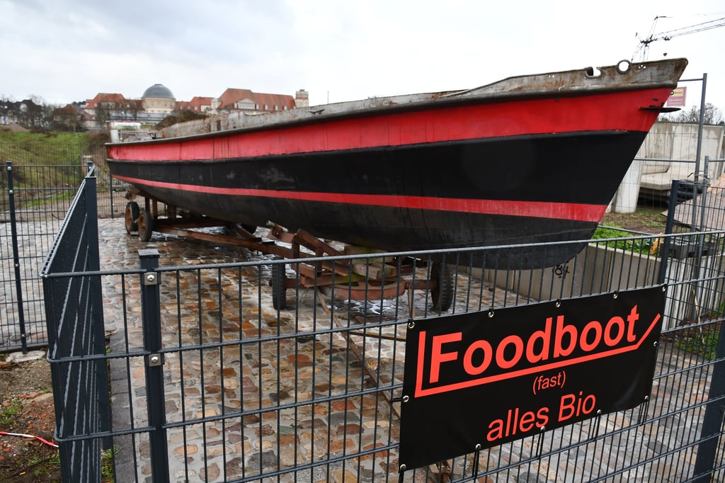 An der Magdeburger Sternbrücke hat das "Foodboot" angelegt.