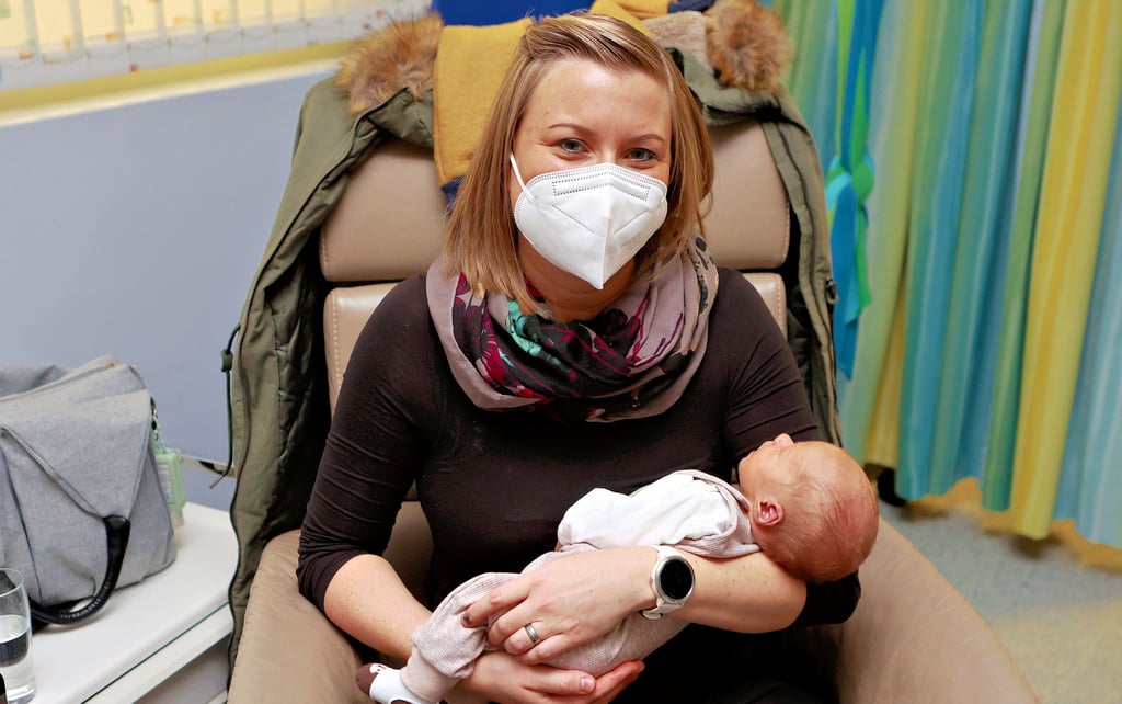 Elias wurde am 31. Januar 2023 in Wernigerode geboren. „Es ging recht schnell“, berichtet seine Mutter Julia Weller. Auf ärztliche Hilfe sei sie unter Geburt nicht angewiesen gewesen. Bei der Geburt ihres ersten Sohnes sei das ganz anders gewesen. „Die musste eingeleitet werden, wir waren zehn Tage über dem Termin“, berichtet die Krankenschwester aus Ilsenburg.