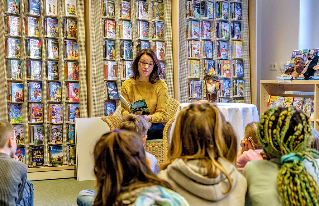 In der Gräfenhainichener  Bibliothek hat Nicole Bösch aus der Schweiz am Mittwoch für die Kinder, die in den Winterferien den Hort besuchen, aus ihrem Buch „Knolles Abenteuer“ gelesen. 