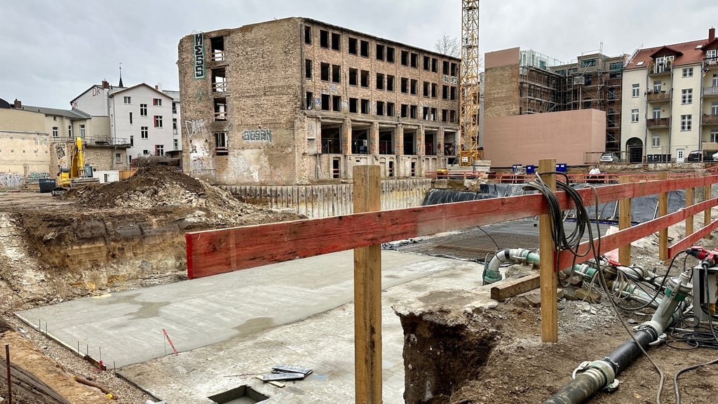 Für die Tiefgarage (78 Plätze) wurde die Bodenplatte schon gegossen. Das Hauptgebäude bleibt und wird mit neuer Nutzung in das Areal integriert.