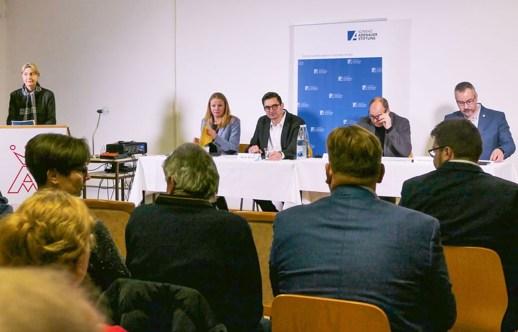 Teilnehmer der Diskussionsrunde im Porzellaneum mit dem Titel: Investitionen in die Bundeswehr – Fluch oder Segen zugleich? Prof. Antje Nötzold, MdB Sepp Müller (CDU), Thomas Wischnewski (Moderator) und Annaburgs Bürgermeister Stefan Schmidt (FWG).