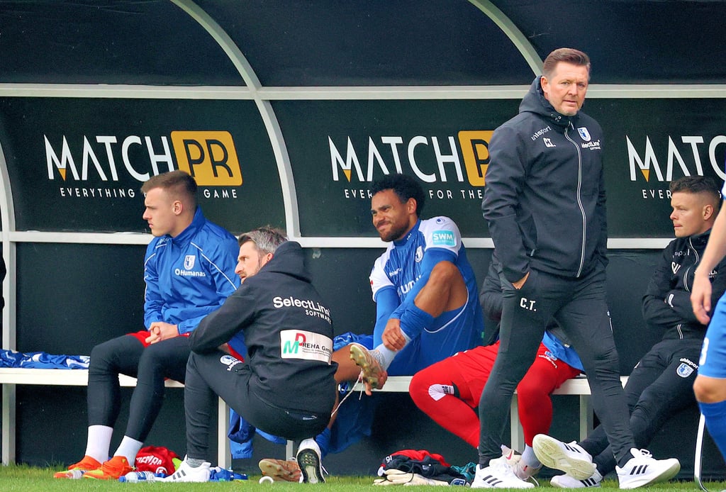 Herbert Bockhorn (sitzend) wurde gegen die Ungarn mit Schmerzen am Sprunggelenk in der 36. Minute ausgewechselt.  Trainer Christian Titz meinte: „Es war nicht möglich für ihn weiterzuspielen.“ 