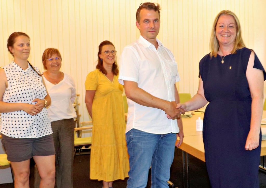 Michael Rindert beglückwünscht Nicole Golz zur Wiederwahl als Bürgermeisterin der Gemeinde Elbe-Parey.