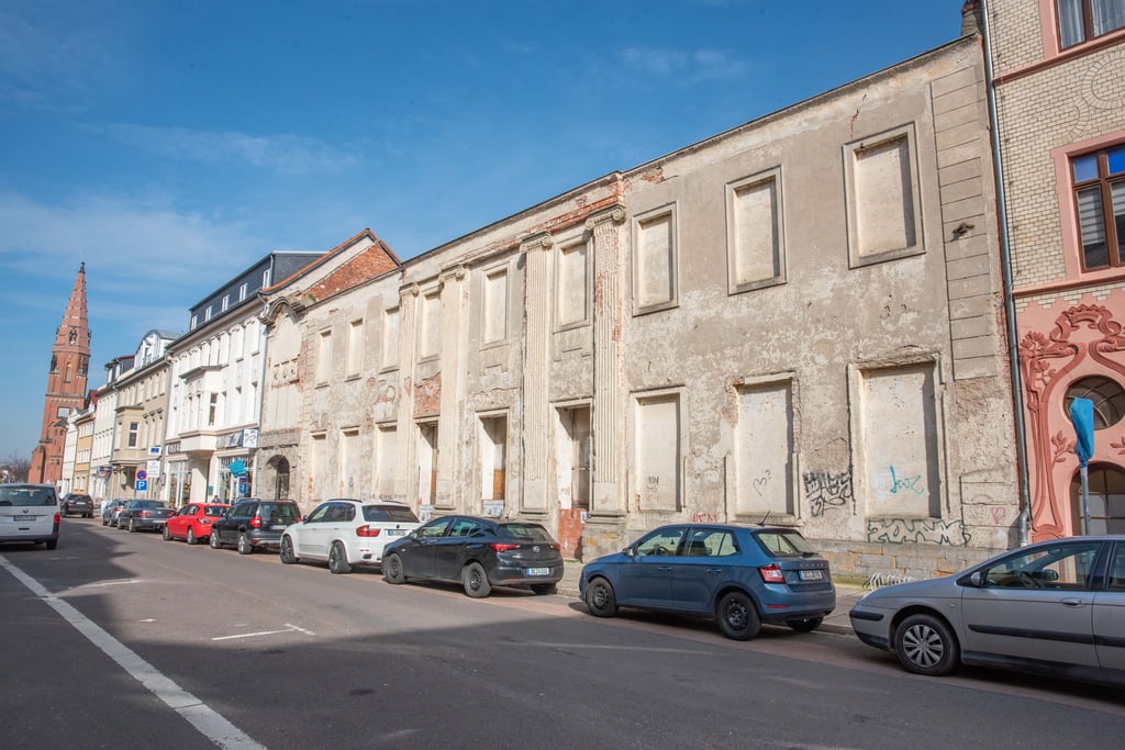 Nur noch die Fassade des Kristallpalastes ist erhalten.