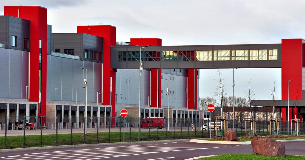 Das neue Zentrallager für Rewe im Gewerbegebiet Nord in Magdeburg kurz vor der Fertigstellung – mit dieser Investition hat sich ein weiterer Logistiker in der sachsen-anhaltischen Landeshauptstadt angesiedelt.