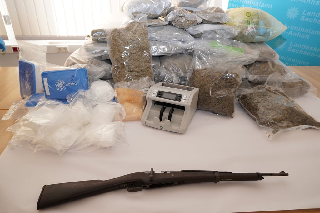 Neben jeder Menge Drogen wurden auch Waffen, Bargeld sowie geklaute Gegenstände gefunden.