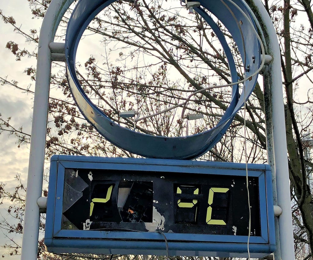 Die Uhr am Busbahnhof ist ein Totalschaden, auch die Temperaturanzeige ist hinüber.