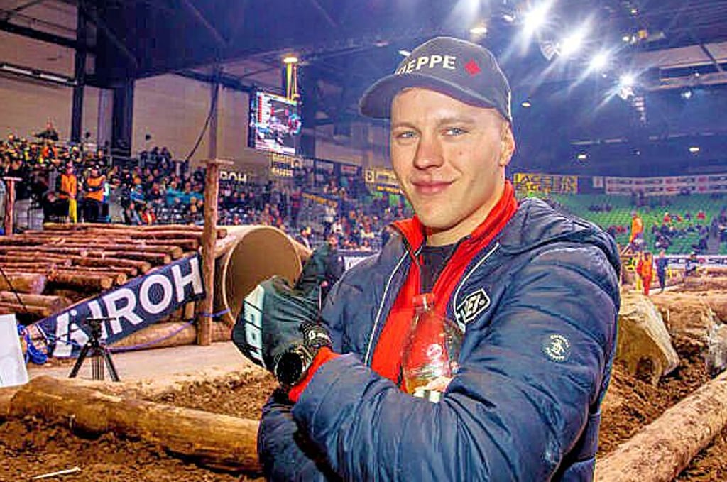 Da war die Welt noch in Ordnung: Tim Apolle in der Riesaer Sachsen-Arena vor dem WM-Zeittraining, in dem er sich dann schwer am Knie verletzte.