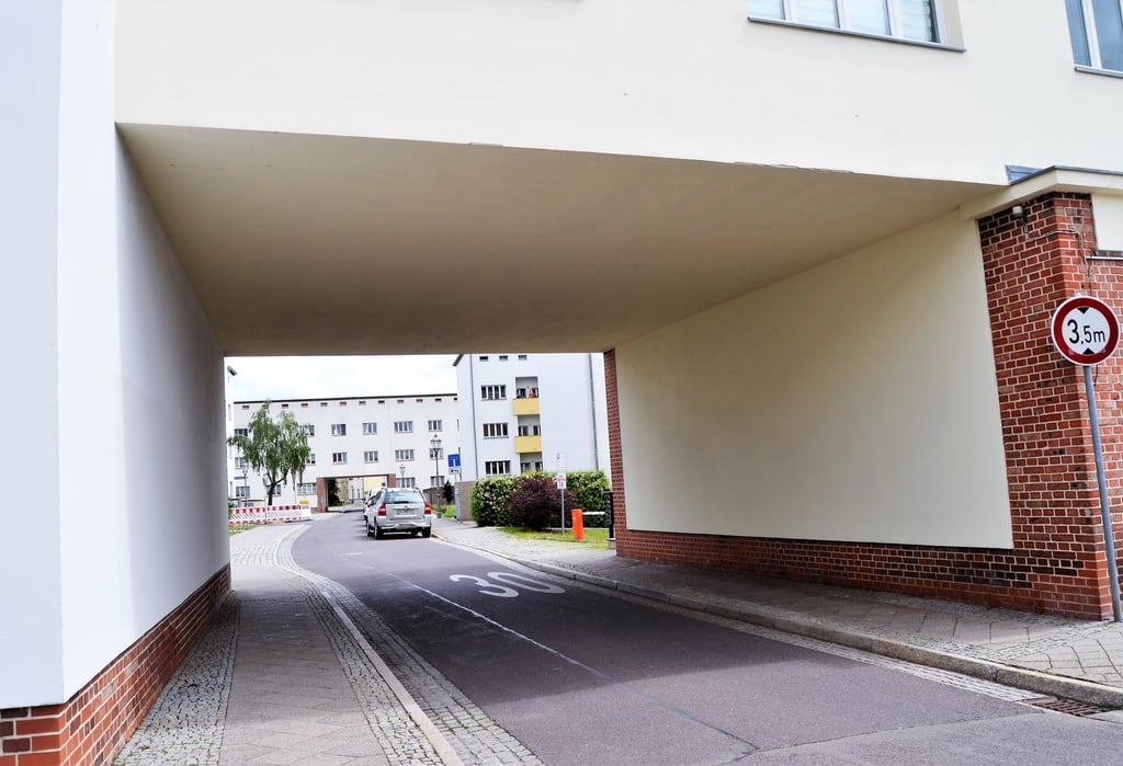 Der Eingang zur Torgauer Straße in Magdeburg.