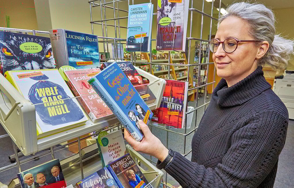 Sandra Pohl, Leiterin der Stadtbibliothek Bernburg, zeigt die Neuheiten aus 2022 und 2023.