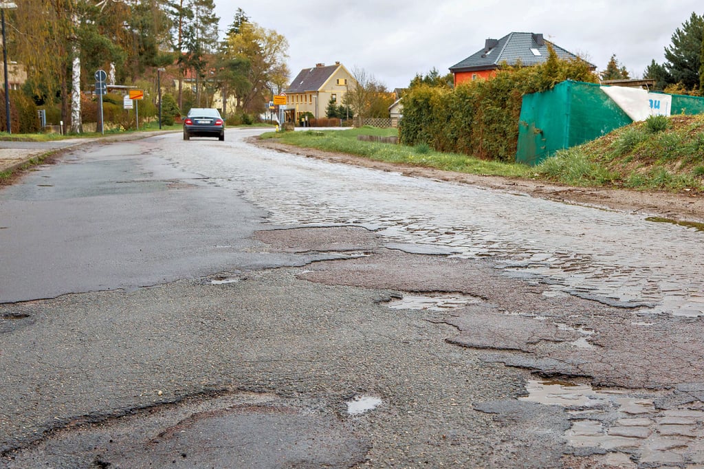 Die Landstraße durch Kleinosida und Salsitz ist in einem schlechten Zustand.  Foto: René Weimer