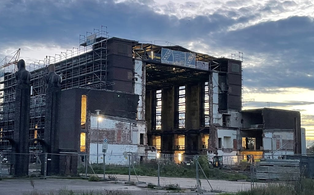 Entkerntes Denkmal: Die Magdeburger Stadthalle soll bis Mitte 2025 zum modernen Veranstaltungszentrum werden.