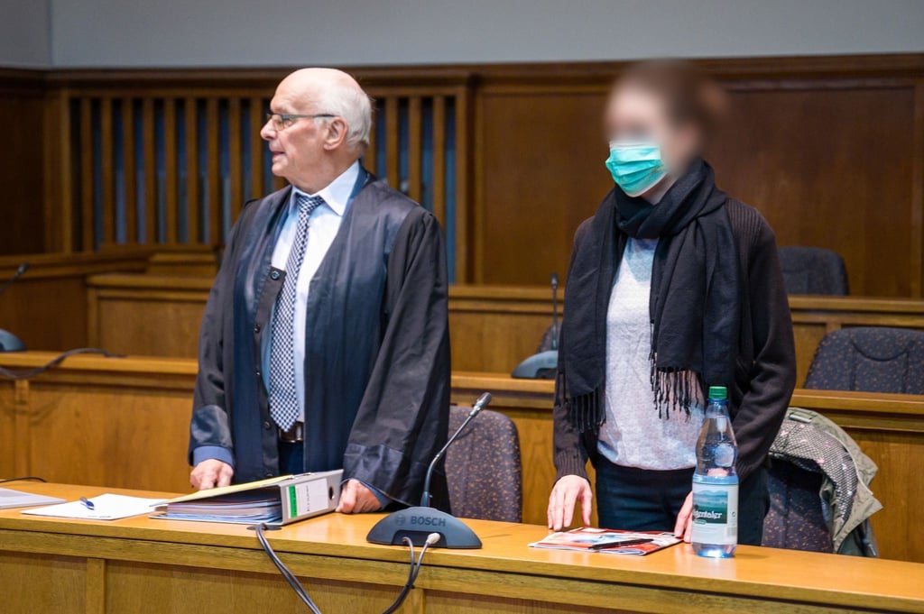 Die Angeklagte steht neben ihrem Anwalt im Landgericht Saarbrücken.