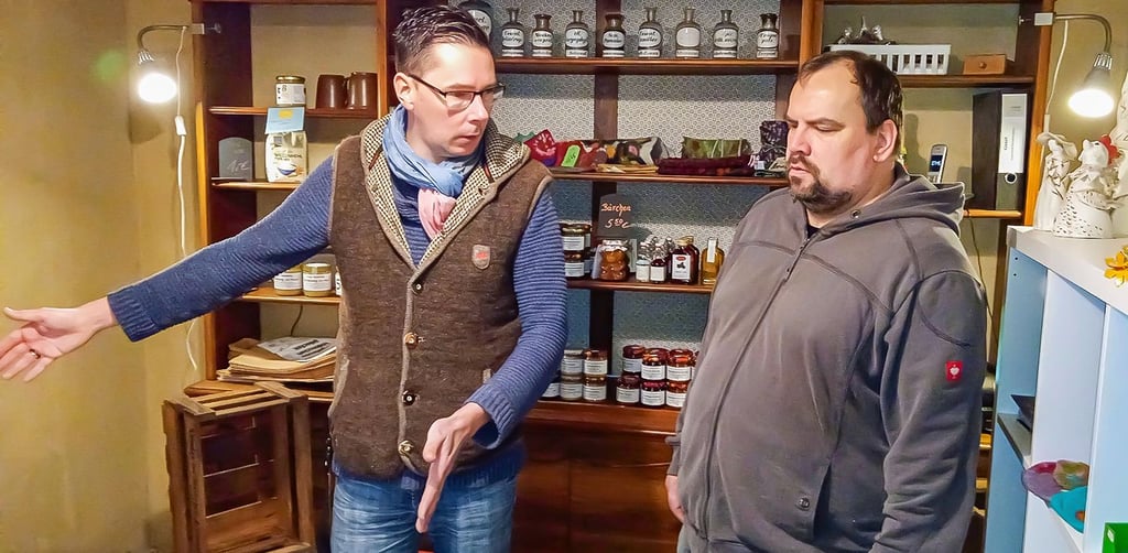 Jan Söchting vom Verein erklärt Konditormeister Markus Wende, wo seine Backwaren verkauft werden.