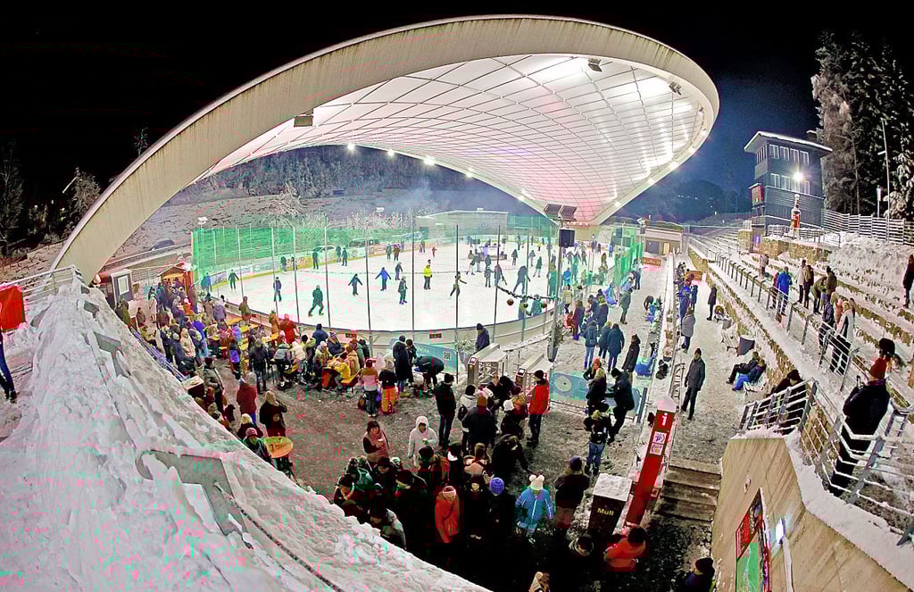 Volles Haus bei der Eröffnung der Schierker Wintersportwochen: Nach der Eisshow mit den Läufern des Chemnitzer Eislauf-Clubs konnten sich die Besucher in der Feuerstein-Arena ausprobieren.