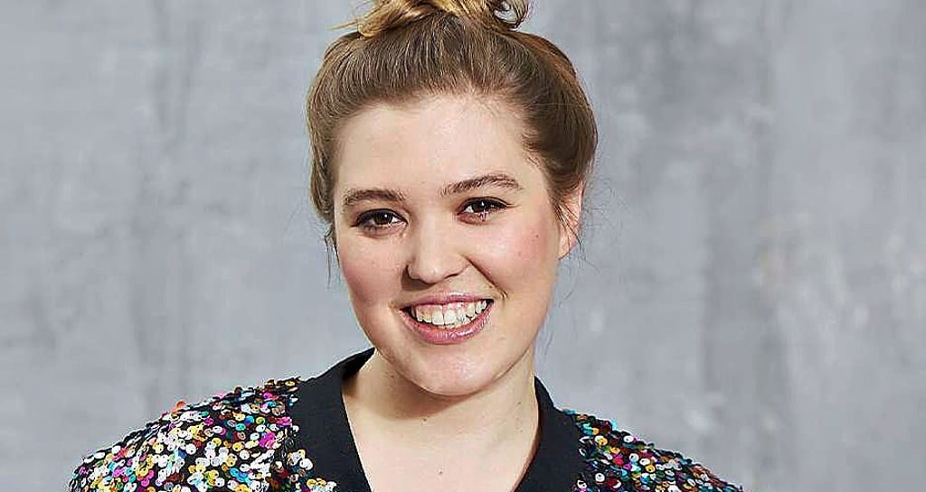 Fee Brembeck tritt mit ihrem Programm „Erklär's mir, als wäre ich eine Frau“ am 27. Januar im Theater in der Grünen Zitadelle im Hundertwasserhaus Magdeburg auf.