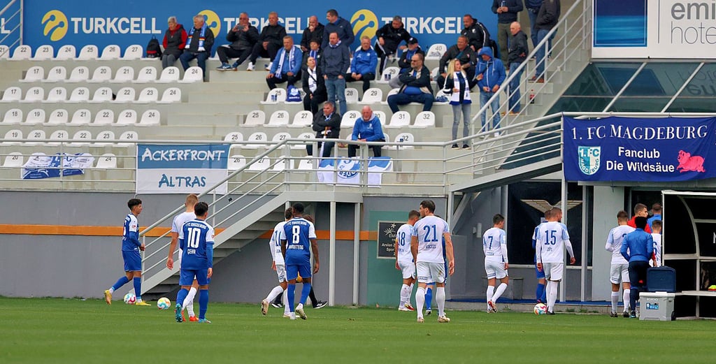 Mitgereiste FCM-Fans hätten sich über den oder anderen Plausch am Spielfeldrand gefreut, so wie sie es aus der Vergangenheit kennen.