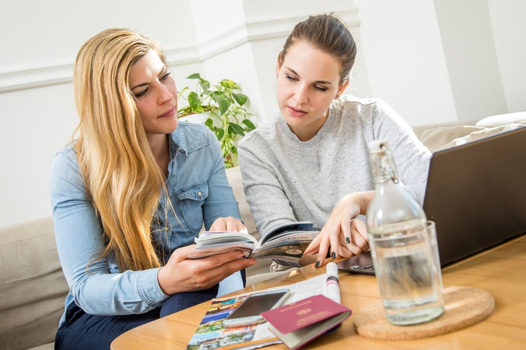 Stubentisch statt Reisebüro: Viele Menschen buchen ihren Urlaub online von zu Hause aus.