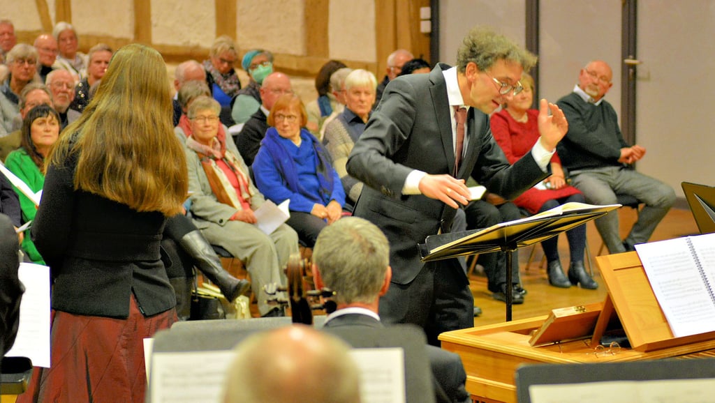 Sebastian Knebel in seinem Element: Als musikalischer Leiter des jüngsten Weihnachtskonzerts mit dem Kammerchor und demTelemannischen Collegium Michaelstein in der voll besetzten Musikscheune.