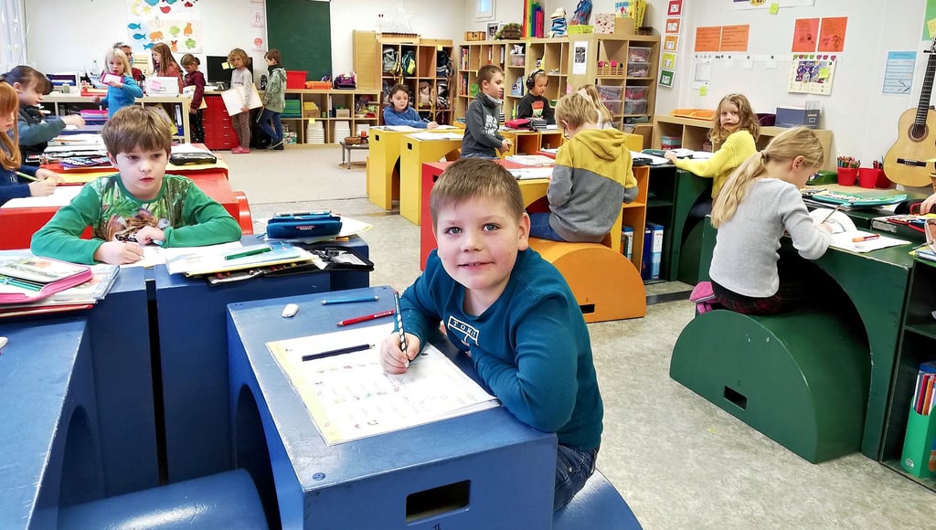 In der evangelischen Grundschule Zeitz lernen zurzeit 92 Mädchen und Jungen. Erstklässler Ben ist mit Eifer bei der Sache.