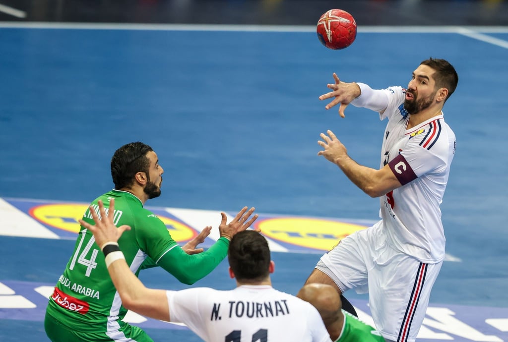 Frankreichs Nikola Karabatic (r) passt den Ball zu seinem Teamkollegen Nicolas Tournat.