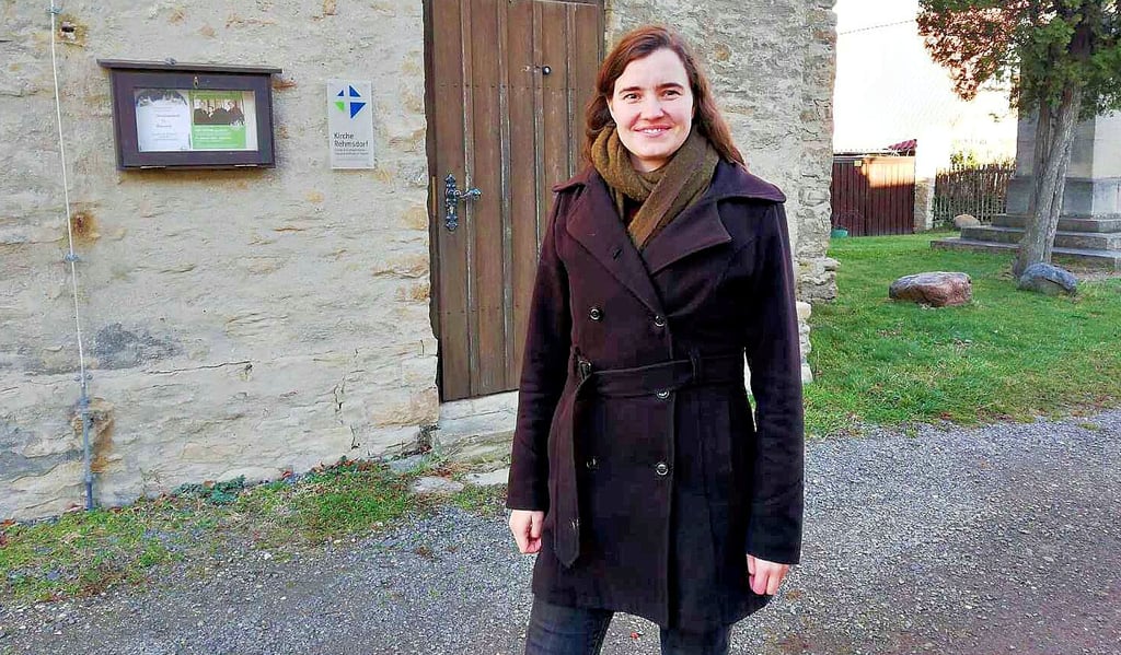 Zum Wirkungsbereich von Pfarrerin Friederike Rohr gehören 36 Kirchen - hier steht sie in Rehmsdorf.