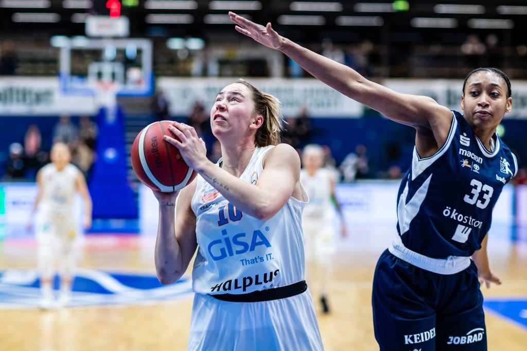 Ob Halles Barbora Kasparkova (l.) in Marburg spielen kann, ist noch unklar.