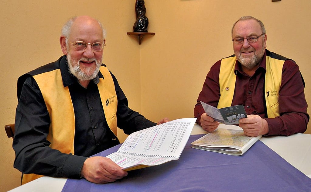 Norbert Lazay (links) und Horst Bannehr stellten gestern die neue Spielzeit des Dorftheaters Gladigau vor.