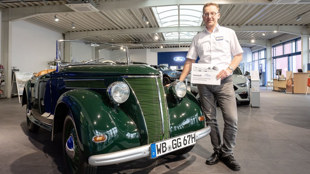 Verkauft – das gilt selbst für diesen gut 80 Jahre alten Ford-Roadster. In dem Fall an den Inhaber des Autohauses Gottwald selbst, wie Verkaufsberater Torsten Gregor verrät.