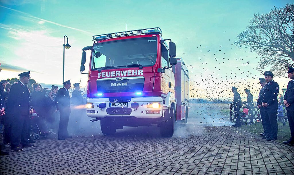 Mit Nebelwand und Konfettiregen wurde das neue Löschfahrzeug begrüßt.
