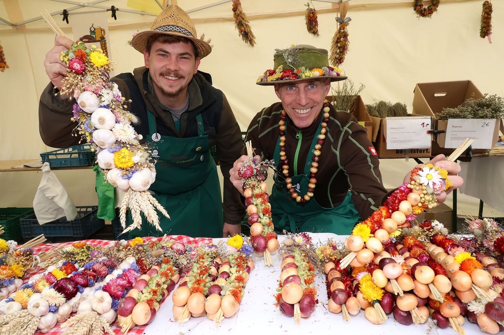 Jonas (l.) und Udo Pötzschke aus Heldrungen präsentierten ihre Zwiebelrispen auf dem Zwiebelmarkt in Hettstedt.