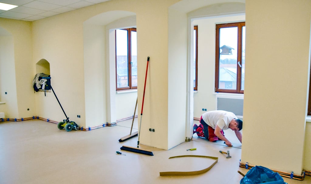 Fußbodenleger Marco Schubert verlegt den neuen Bodenbelag in einem Gruppenraum im zweiten Obergeschoss der Kita „Schloss Trautenburg“.