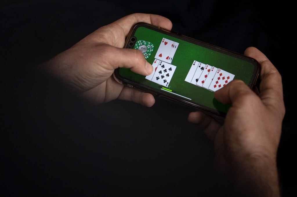 Auf einem Smartphone wird ein Online-Spiel gespielt.
