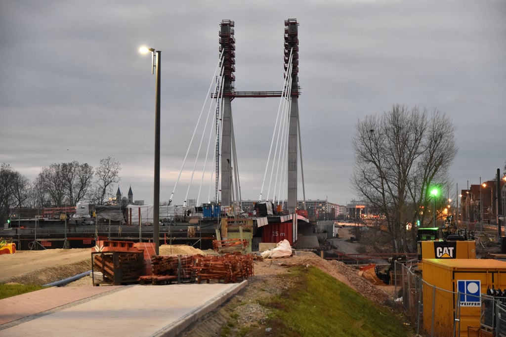 Blick vom Heumarkt zur neuen Pylonbrücke über die Alte Elbe in Magdeburg.