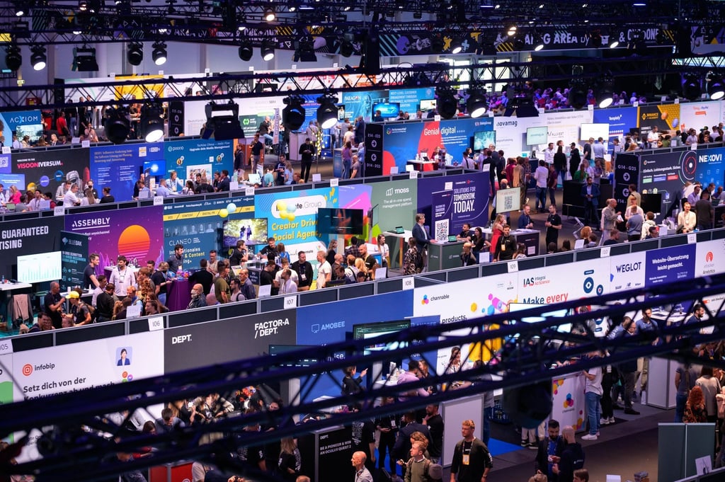 Die Start-Up-Halle auf der Digitalmesse OMR in Hamburg.