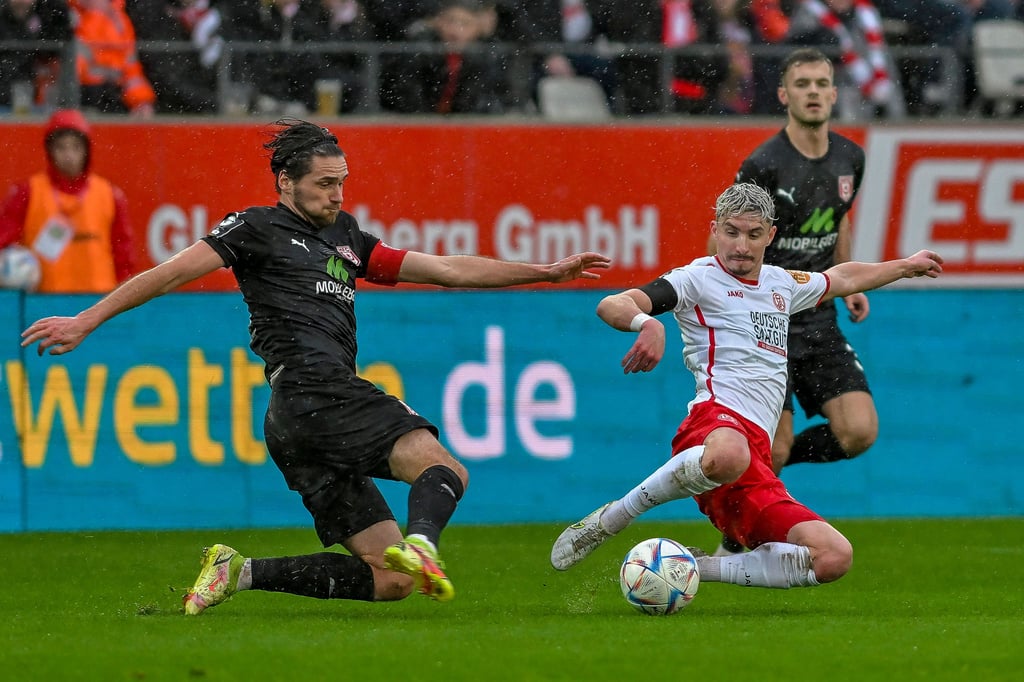 Voller Einsatz bei HFC-Kapitän Jonas Nietfeld im Abstiegskampf.