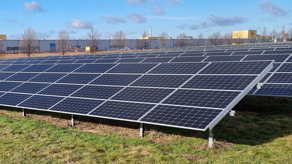 Photovoltaikanlagen, wie hier in Aschersleben, sollen bei Cochstedt installiert werden.