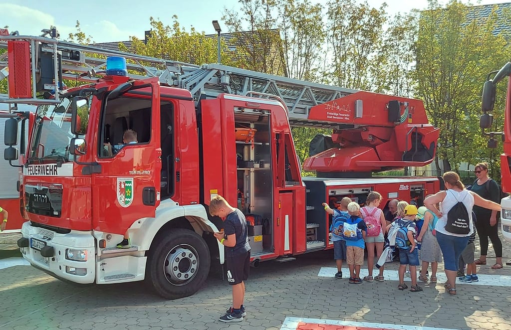 Die Drehleiter der Feuerwehr Seehausen ist ein wichtiger Baustein im Fahrzeugpark der Einsatzkräfte. Der Lkw mit dem besonderen Aufbau kommt allerdings auch gut an, wenn die Brandschützer mal wieder um potenziellen Nachwuchs werben.