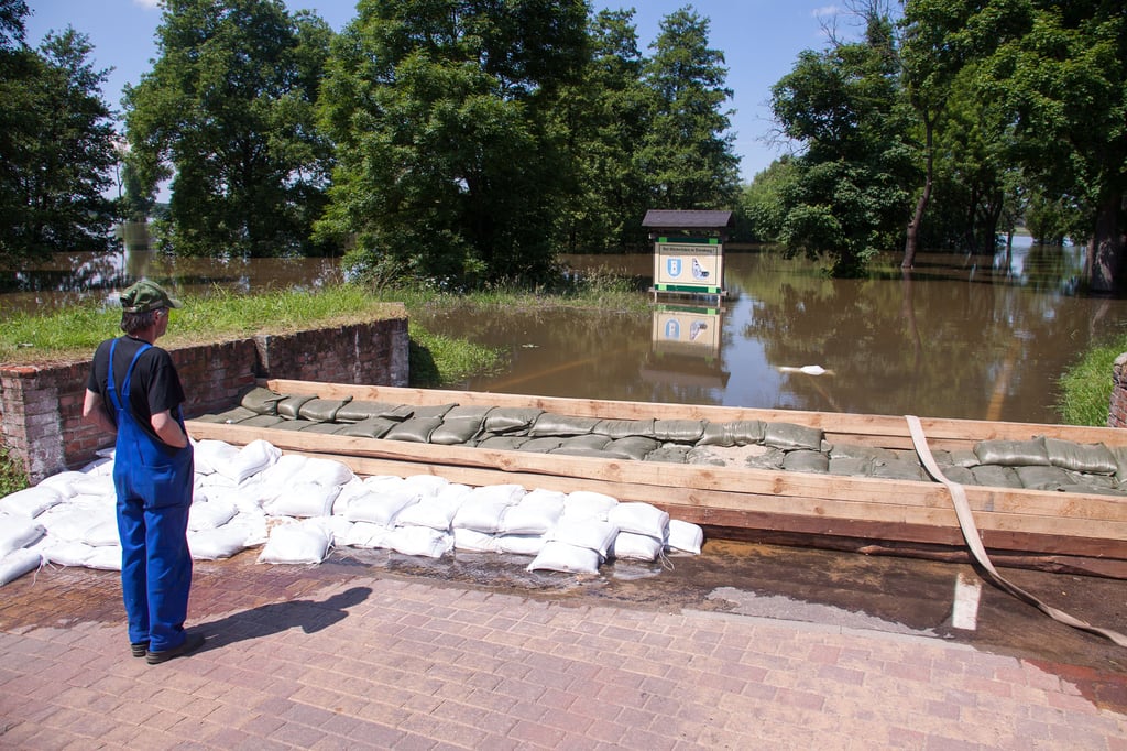 Das letzte schwere Hochwasser der Elbe wie hier in Dornburg jährt sich im Juni zum zehnten Mal. Der Deich links und rechts der Überfahrt wurde schon vor fünf Jahren umfangreich ertüchtigt. Mit Dammbalken kann die Überfahrt im Notfall sicher geschlossen werden. Für die Einlagerung der mobilen Elemente wird in Dornburg gerade nach einer Lösung gesucht. Außerdem soll im Laufe des Jahres der vierte und und letzte Abschnitt des Hochwasserschutzes gebaut werden.