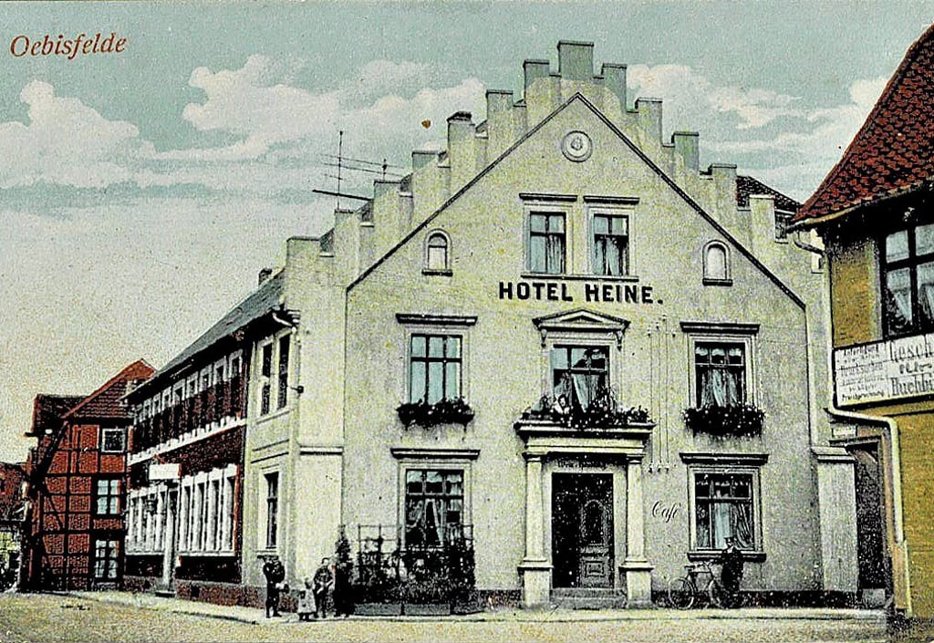 Das Gründerzeit-Haus wurde wahrscheinlich zum Ende des 19. Jahrhunderts gebaut. In dem einst imposanten Gebäude befand sich neben dem Hotel Heine auch ein Cafe.