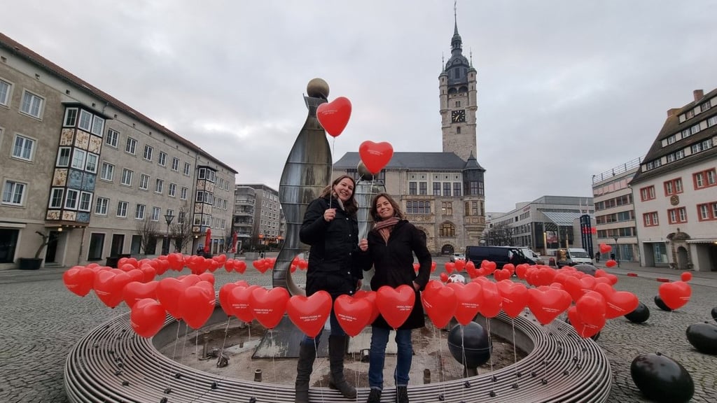200 rote Luftballons schmückten am Dienstagmorgen den Marktplatz in Dessau.