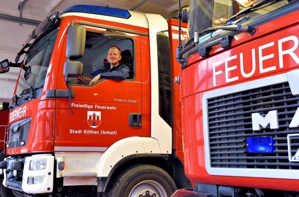 Sebastian Lorenz von der Feuerwehr Köthen hat einen Lkw-Führerschein für die großen Fahrzeuge und ist oft im Einsatz.