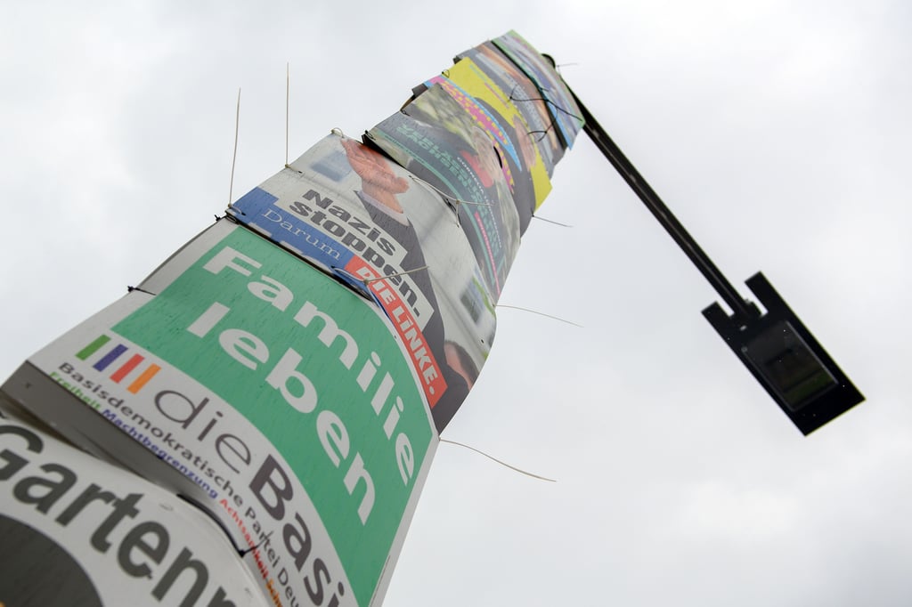 Wahlplakate hängen an einer Laterne in Magdeburg. Bei Wahlwerbung kommt es regelmäßig zu Streit um Verstöße.