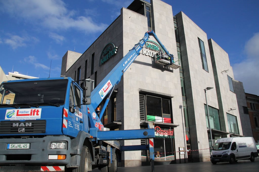 Von einer Hebebühne aus wurden die Buchstaben entfernt.