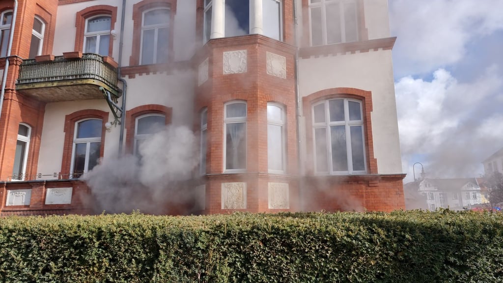 Zu einem Wohnungsbrand in der Albrechtstraße wurde die Feuerwehr am Samstag alarmiert.