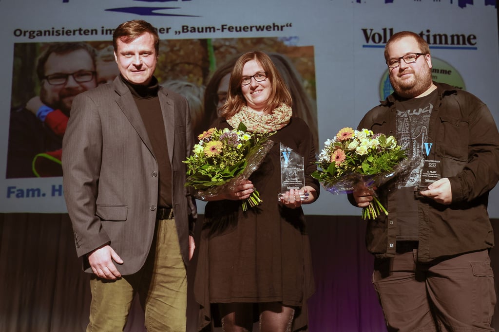 Martin Rieß (l.) gratuliert Christine Möwius und Thomas Hoffmann bei der Ehrung der Magdeburger des Jahres.