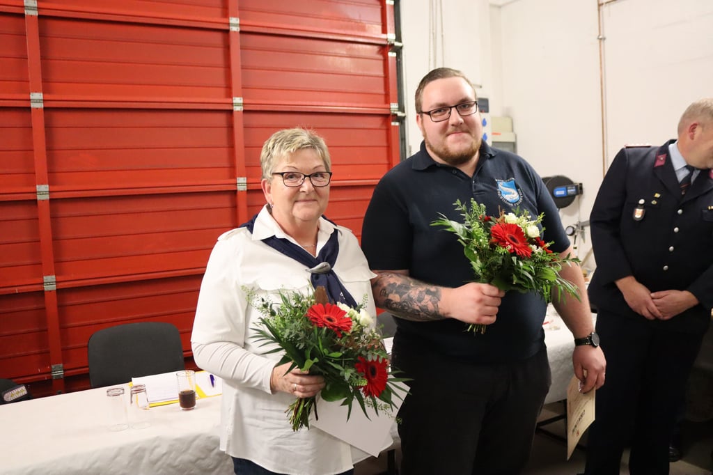 v.l.n.r. Für 20 Jahre Mitgliedschaft in der Frauengruppe Elke Grimm, für 10 Jahre im aktiven Dienst Tobias Sperling